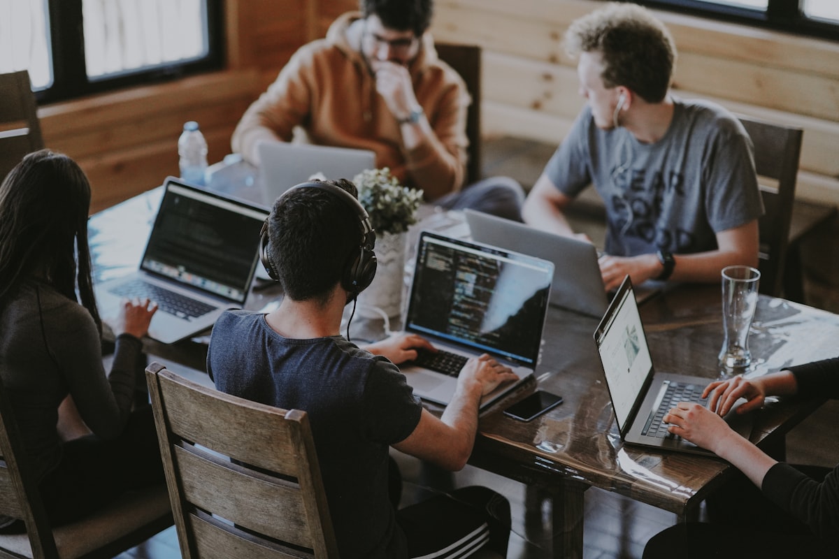 Đội ngũ marketing đang làm việc